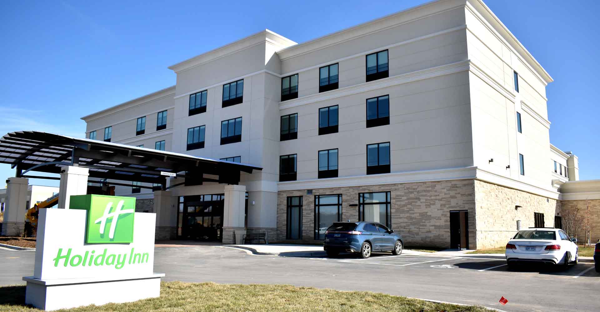 Front of Hotel Holiday Inn Worlds of Fun Northeast
